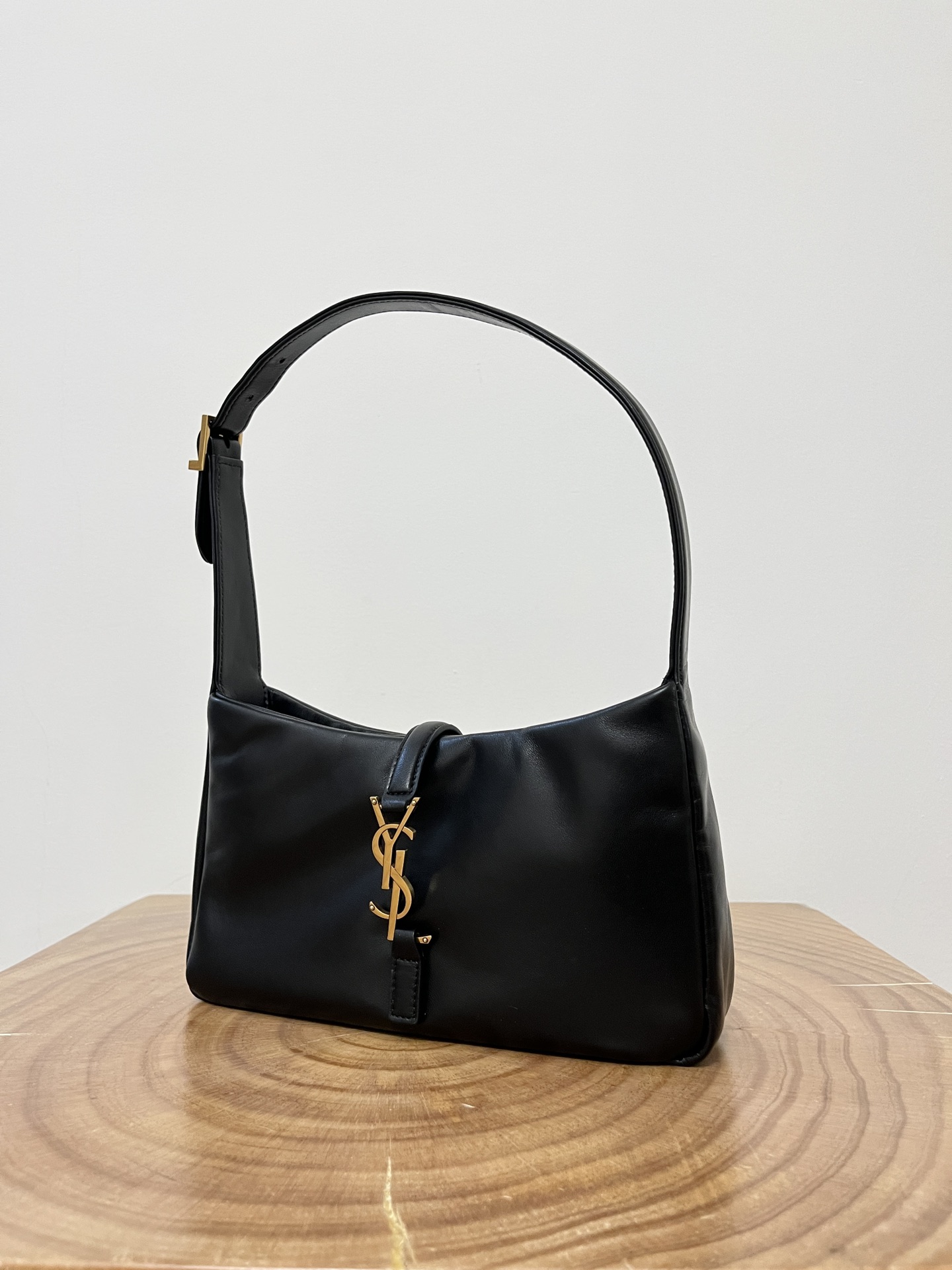 YSL LE 5 À 7 Underarm Bag Sheepskin Black Gold 24.5cm  