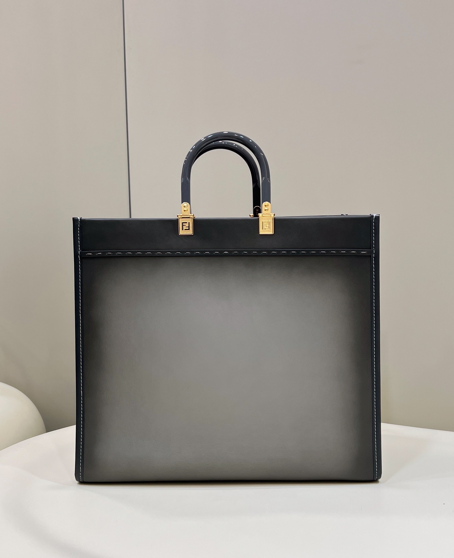 Fendi Peekaboo-Tote Calfskin Handcrafted with Acrylic Handle and Full Steel Hardware Model no: 80009L