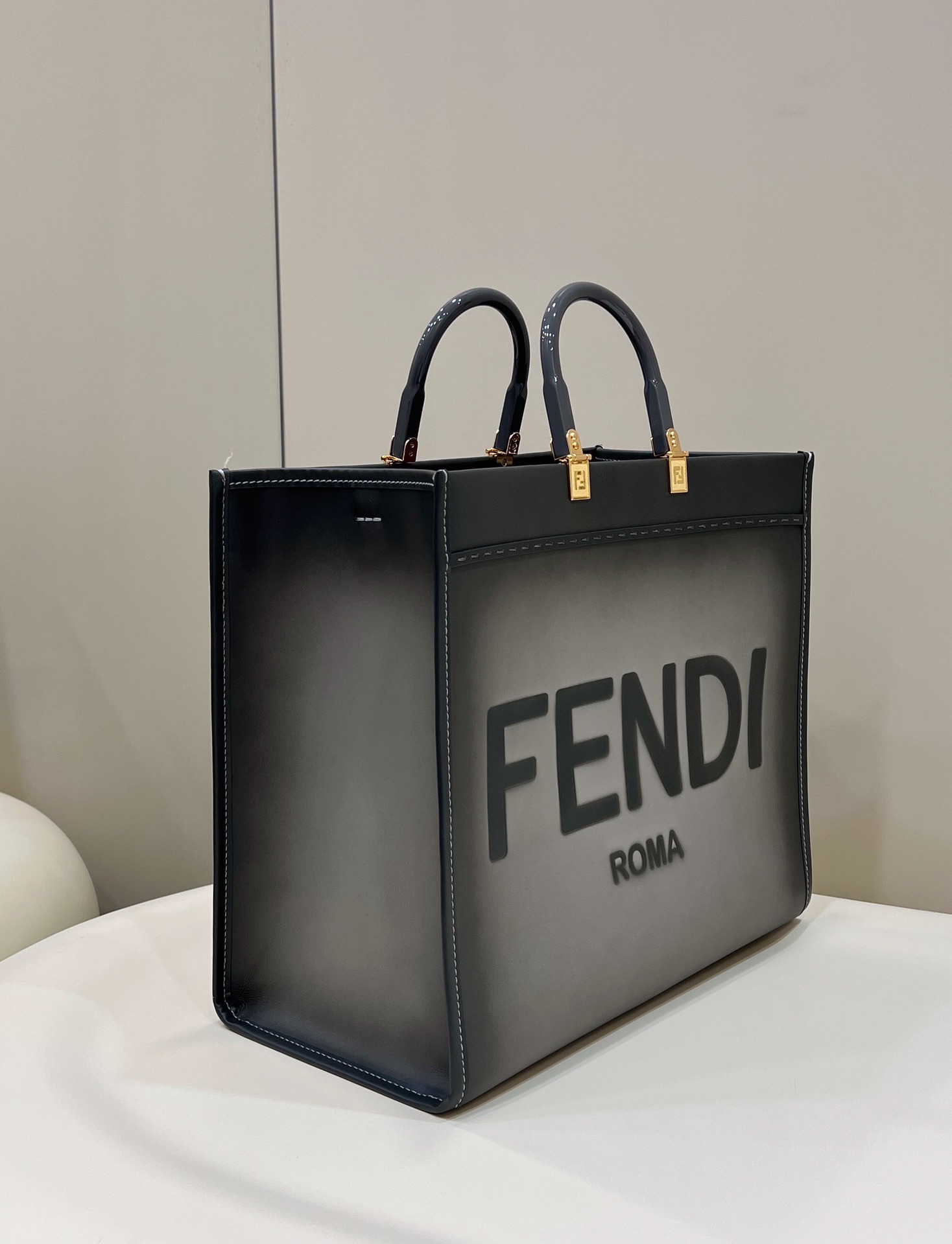 Fendi Peekaboo-Tote Calfskin Handcrafted with Acrylic Handle and Full Steel Hardware Model no: 80009L