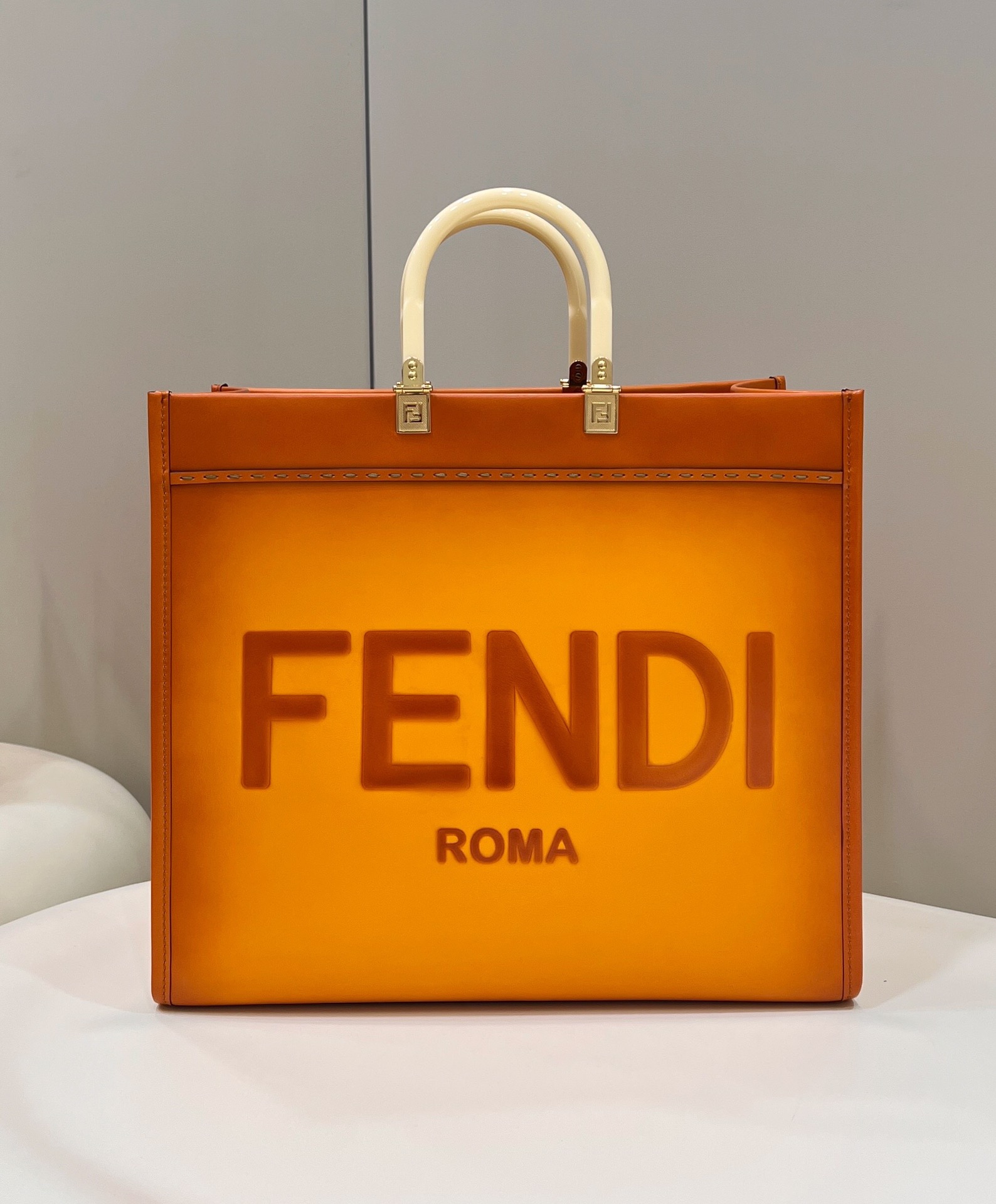 Fendi Peekaboo-Tote Calfskin Handcrafted with Acrylic Handle and Full Steel Hardware Model no: 80009L