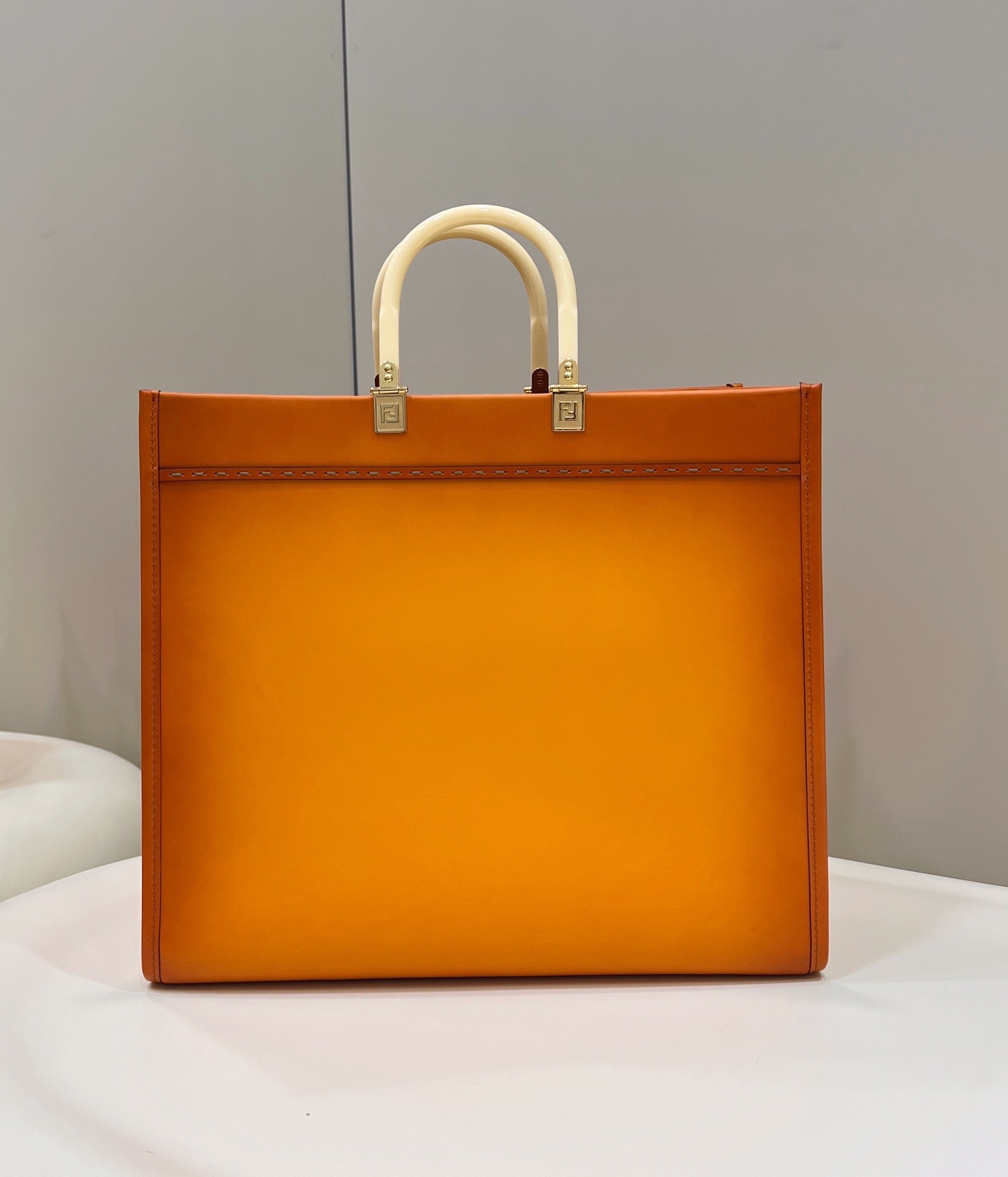 Fendi Peekaboo-Tote Calfskin Handcrafted with Acrylic Handle and Full Steel Hardware Model no: 80009L