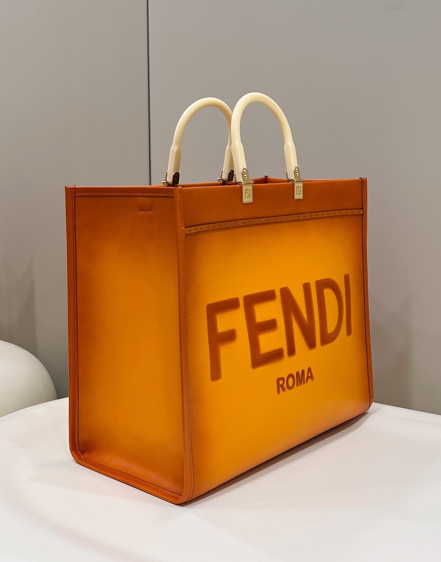 Fendi Peekaboo-Tote Calfskin Handcrafted with Acrylic Handle and Full Steel Hardware Model no: 80009L