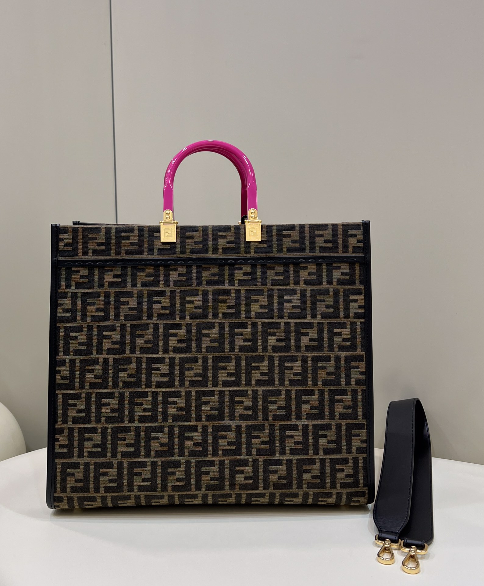 FENDI & VERSACE collaboration, classic vintage logo with Medusa pattern Model no: 8565