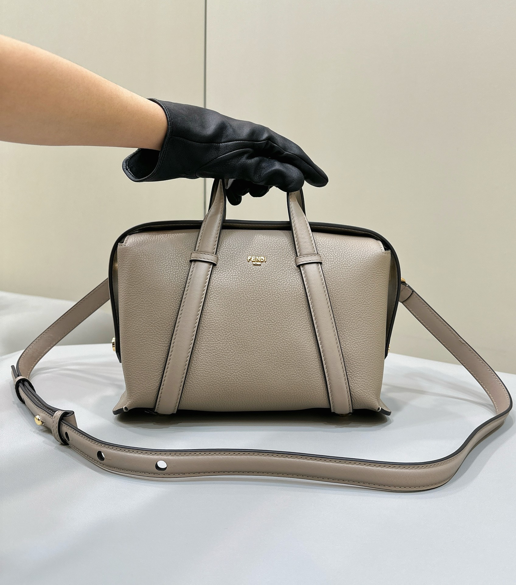 FENDI Boston Bag, full grain cowhide material, large magnetic closure, magnetic closures on both sides Model no: 8627