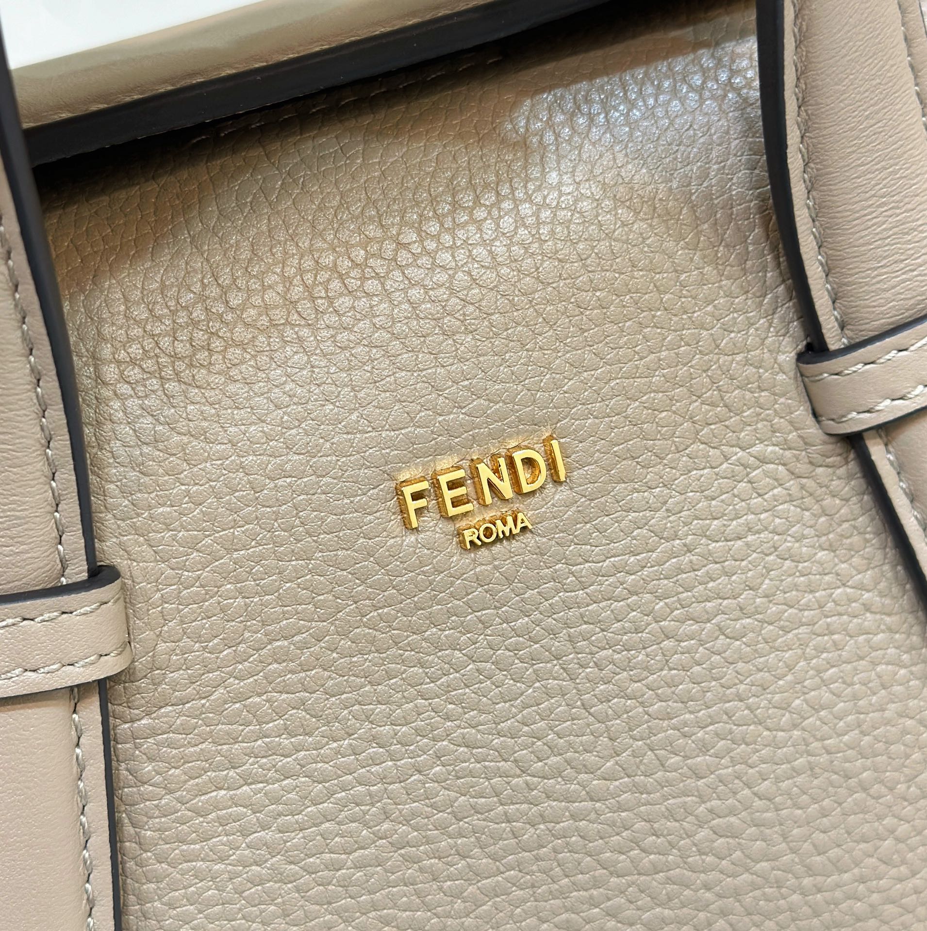 FENDI Boston Bag, full grain cowhide material, large magnetic closure, magnetic closures on both sides Model no: 8627