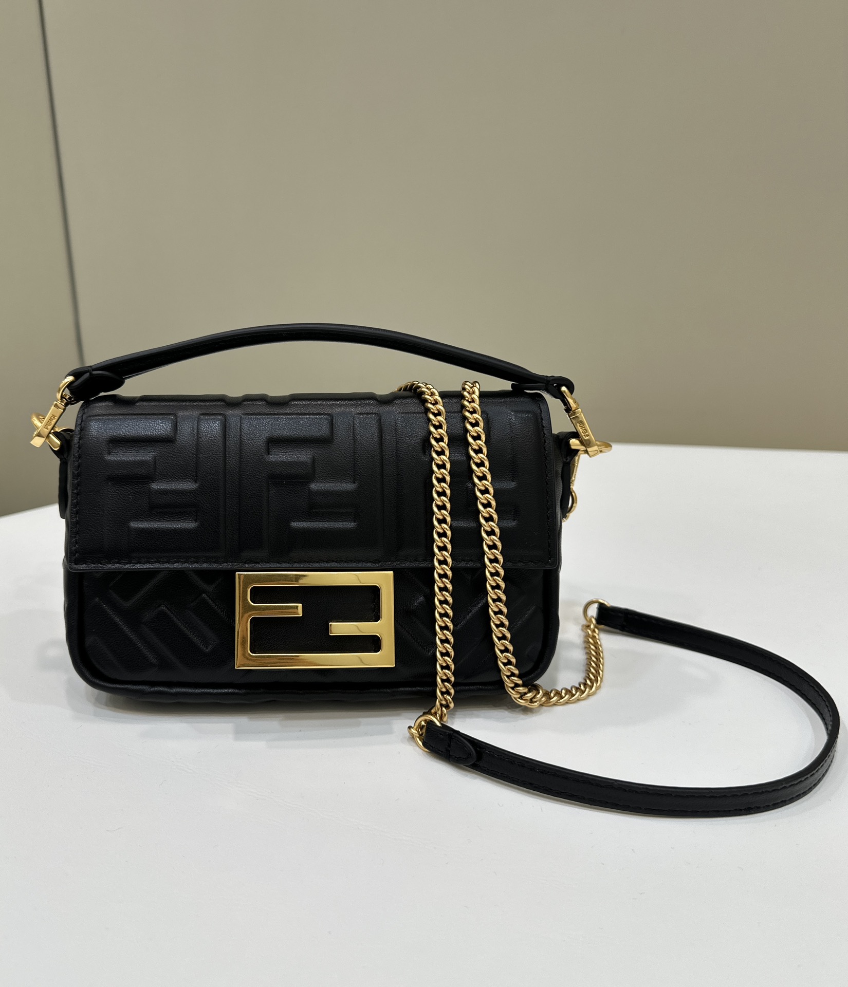 Flip-over diagonal shoulder bag, lambskin Model no: 0135s