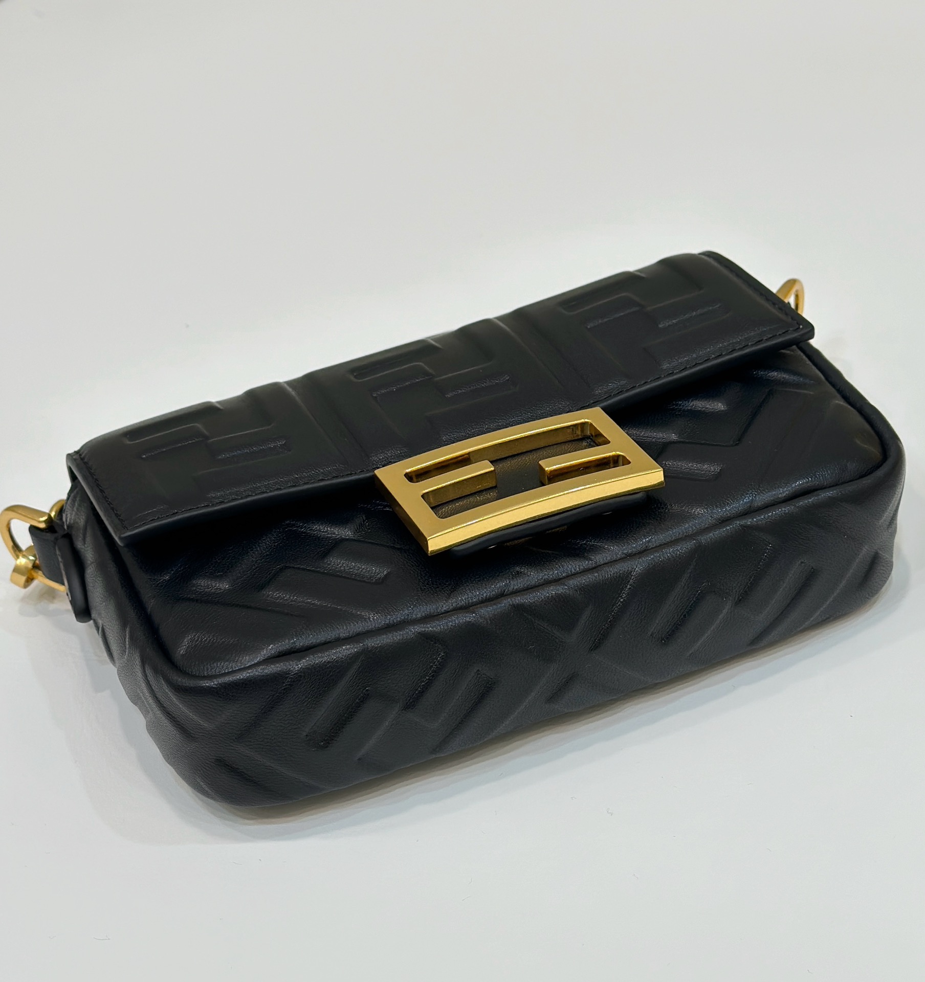 Flip-over diagonal shoulder bag, lambskin Model no: 0135s