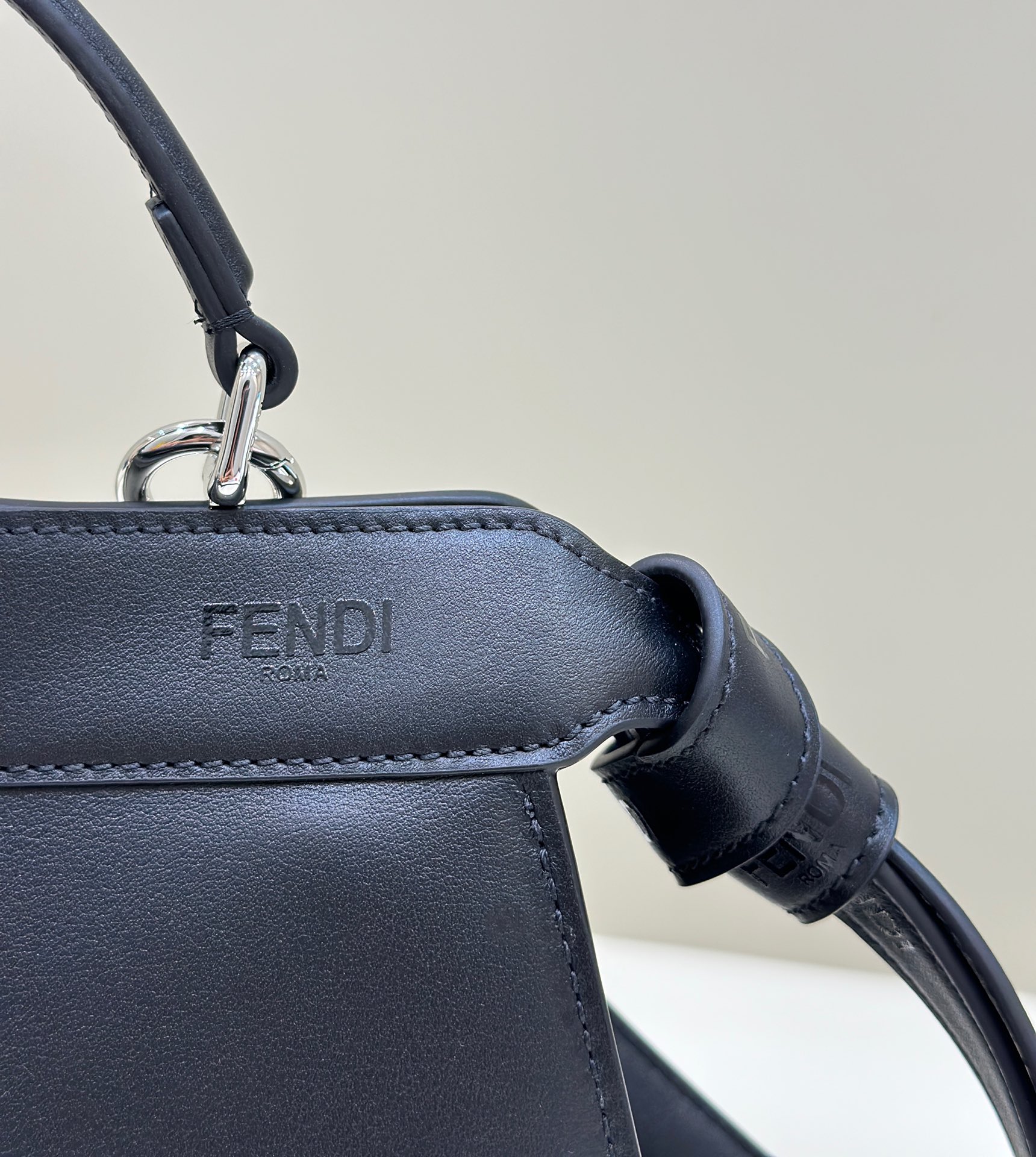 PEEKABOO I SEE U small handbag, full leather Model no: 80132