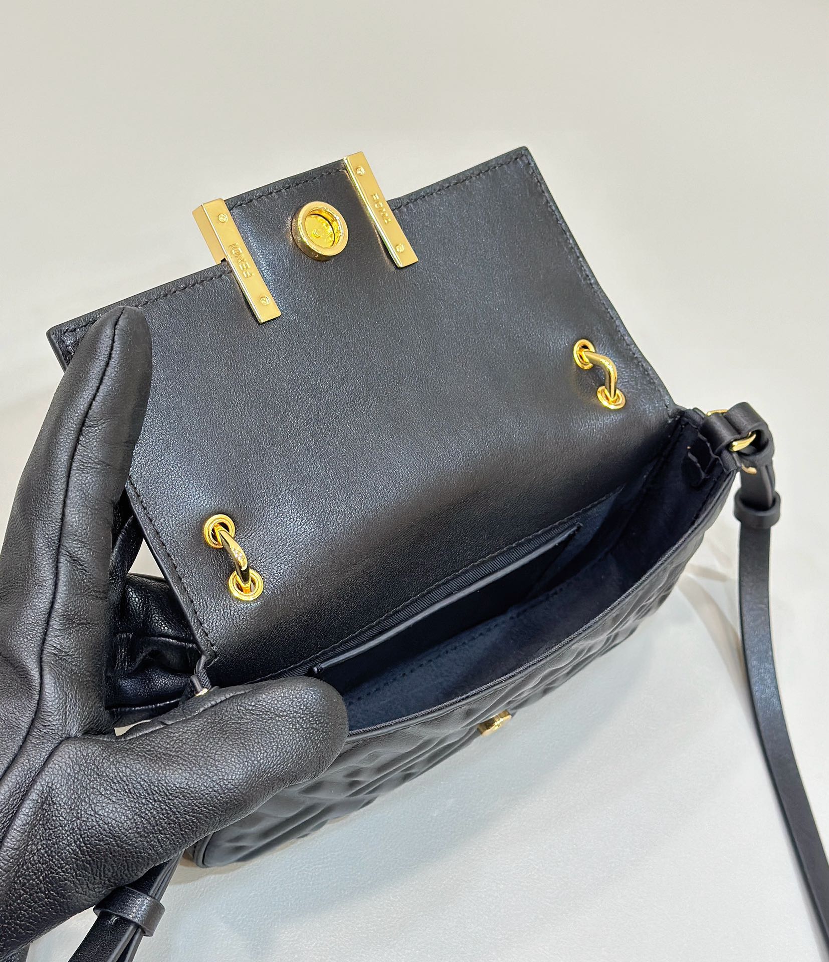 Baguette phone bag, lambskin Model no: 8620C