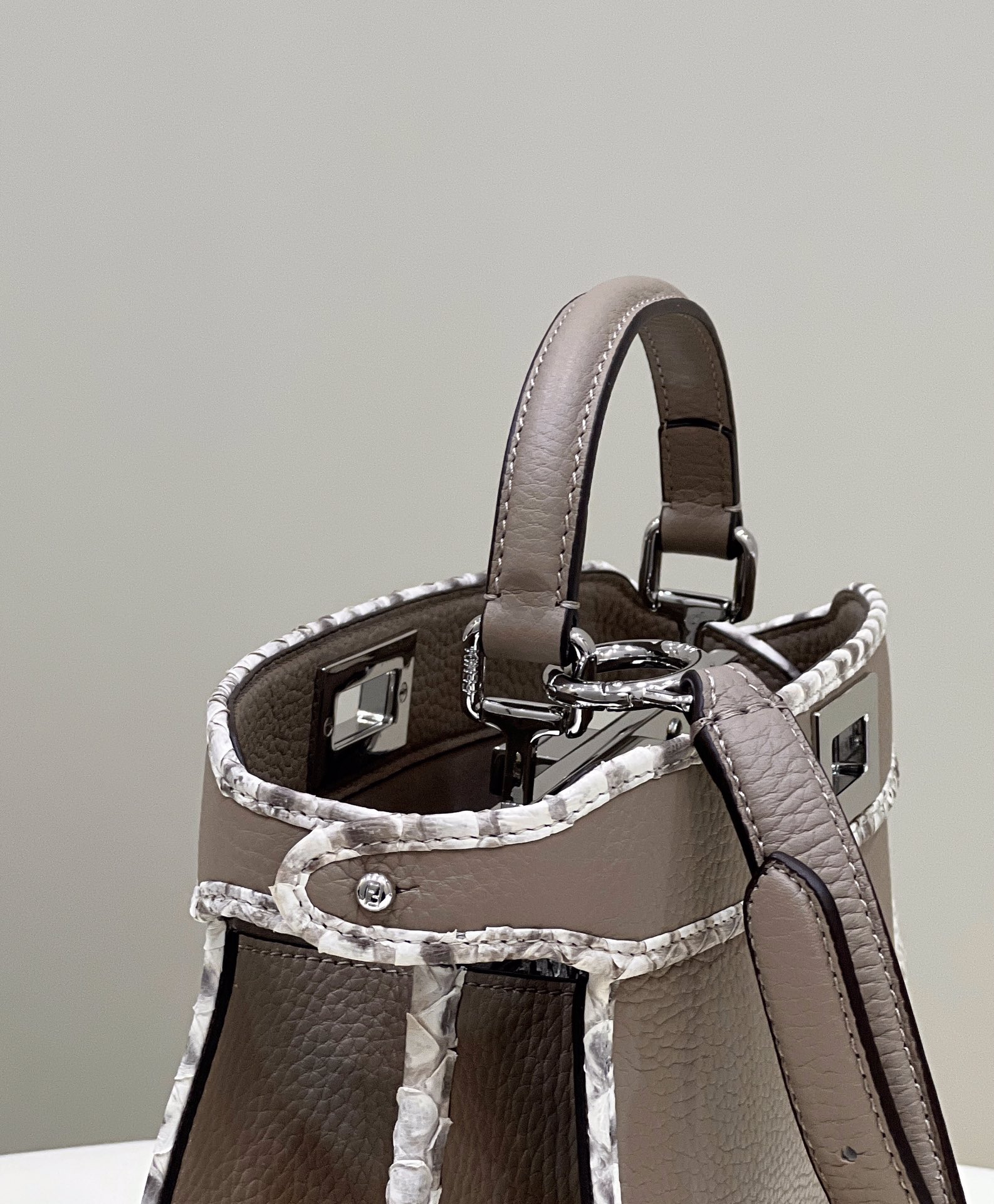 PEEKABOO Small Handbag Calfskin Model no: 80019s