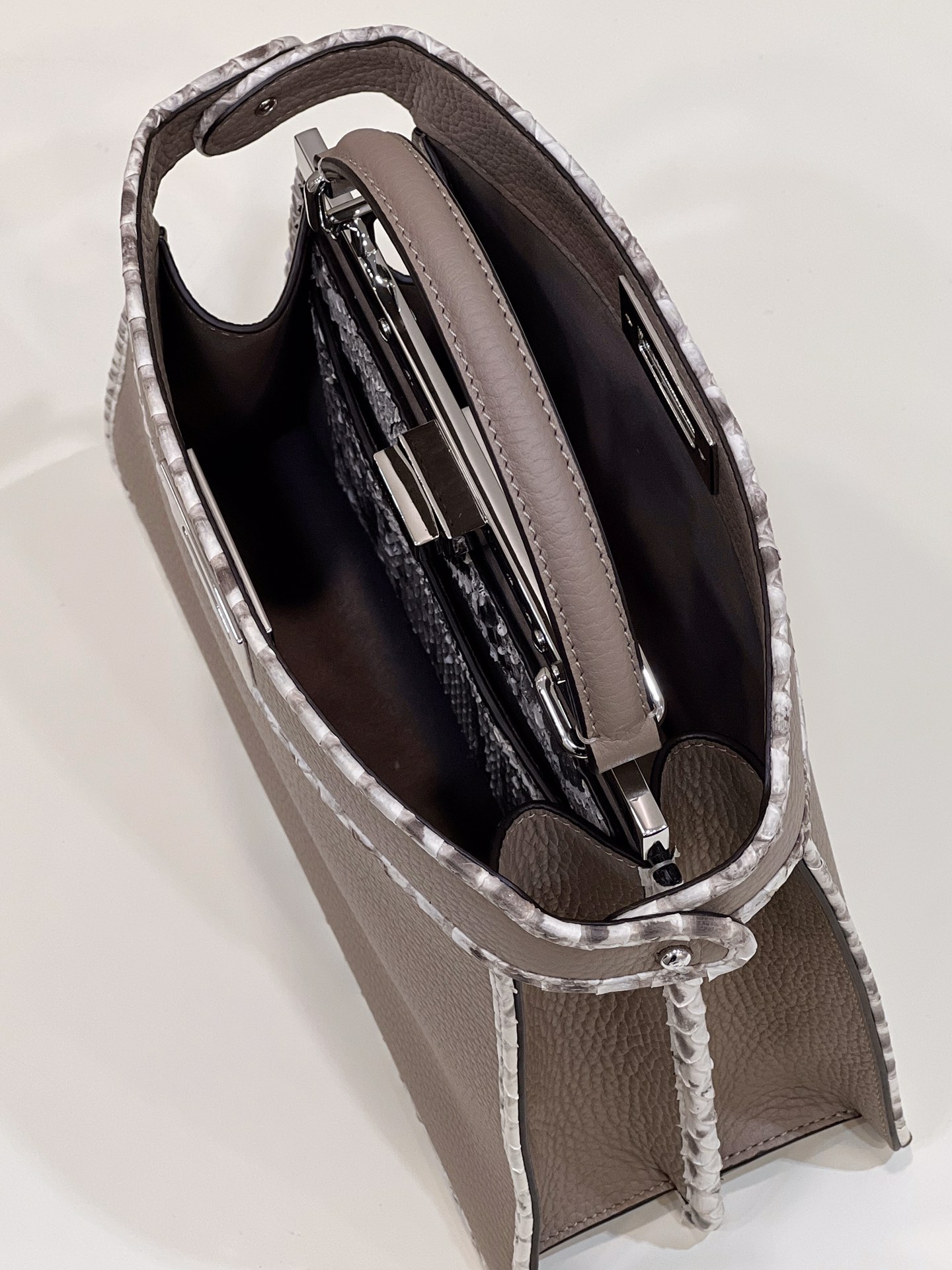 PEEKABOO Small Handbag Calfskin Model no: 80019s