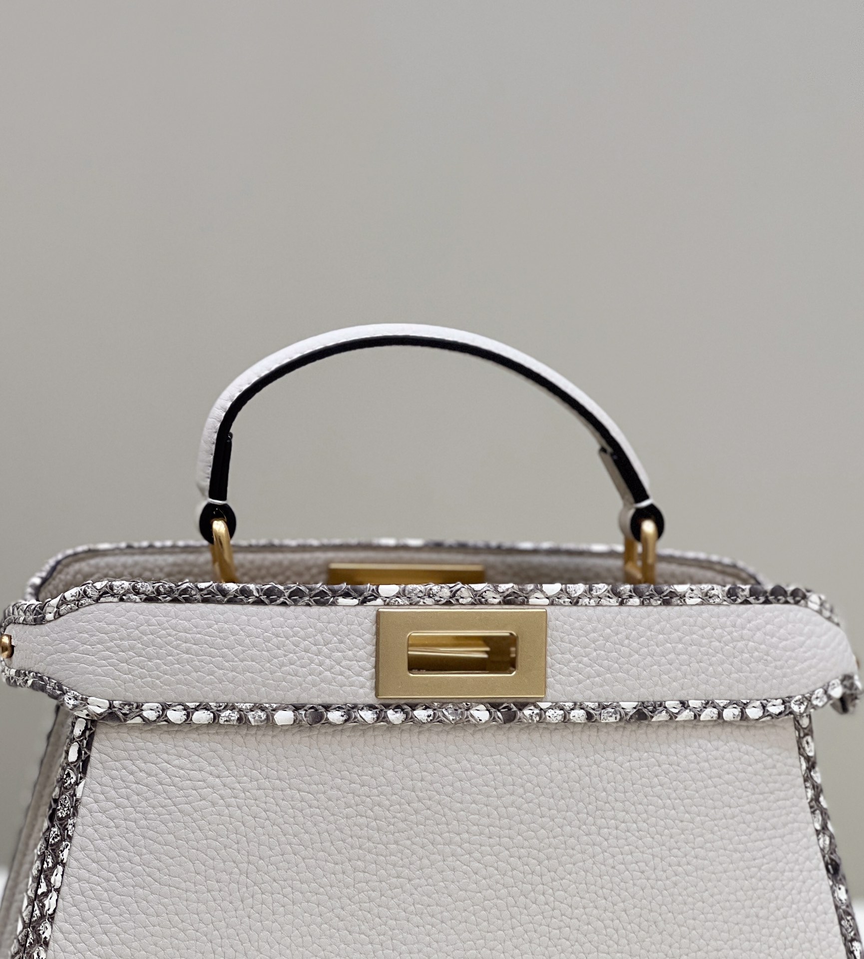 PEEKABOO Small Handbag Calfskin Model no: 80019s